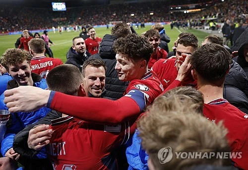 홍명보 감독이 이끄는 대한민국 축구 국가대표팀(A대표팀)의 2026 국제축구연맹(FIFA) 북중미 월드컵(캐나다·미국·멕시코 공동개최) 조별리그 첫 상대는 덴마크와 체코간 경기 승자로 압축됐다. 유럽축구연맹(UEFA) 플레이오프 패스D 준결승에서 덴마크와 체코가 각각 승리를 거두며 마지막 관문에 진출했고, 양 국가 간 결승전 승자가 한국과 같은 A조에서 첫 경기를 치르게 된다. 이번 월드컵 유럽 플레이오프는 16개국이 네 갈래 길로 나뉘어 단판 승부를 펼치는 토너먼트다. 각 패스의 우승국만이 월드컵 본선 진출권을 손에 넣는 구조이기에 더욱 처절한 승부가 펼쳐졌다.연합뉴스