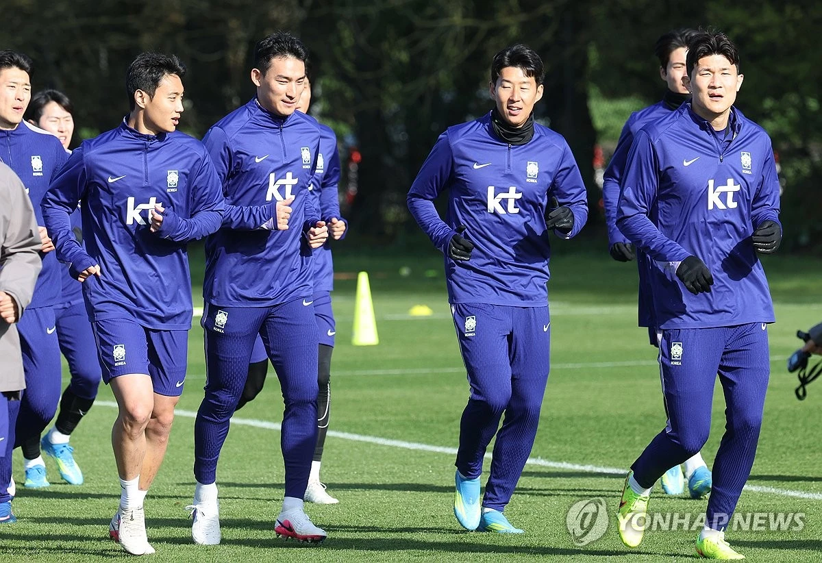 홍명보 감독이 이끄는 대한민국 축구 국가대표팀(A대표팀)의 2026 국제축구연맹(FIFA) 북중미 월드컵(캐나다·미국·멕시코 공동개최) 조별리그 첫 상대는 덴마크와 체코간 경기 승자로 압축됐다. 유럽축구연맹(UEFA) 플레이오프 패스D 준결승에서 덴마크와 체코가 각각 승리를 거두며 마지막 관문에 진출했고, 양 국가 간 결승전 승자가 한국과 같은 A조에서 첫 경기를 치르게 된다. 이번 월드컵 유럽 플레이오프는 16개국이 네 갈래 길로 나뉘어 단판 승부를 펼치는 토너먼트다. 각 패스의 우승국만이 월드컵 본선 진출권을 손에 넣는 구조이기에 더욱 처절한 승부가 펼쳐졌다.연합뉴스