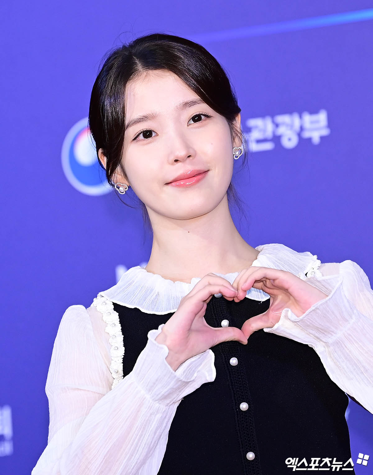 IU.