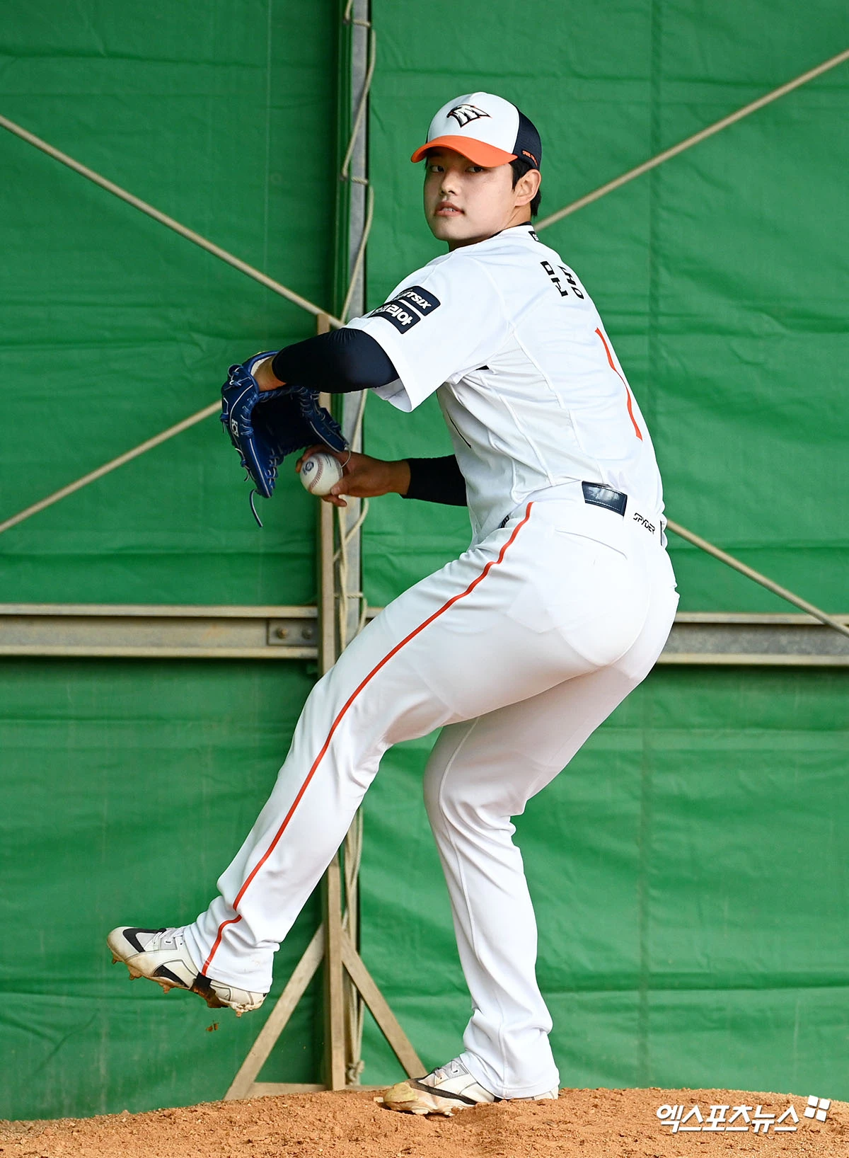 한화 이글스 문동주가 27일 충남 서산야구장에서 열린 2026 메디힐 KBO 퓨처스리그 LG 트윈스와의 홈경기에 선발 등판해 4이닝 4피안타 무사사구 4탈삼진 1실점을 기록했다. 최고구속은 153km/h였다. 엑스포츠뉴스 DB