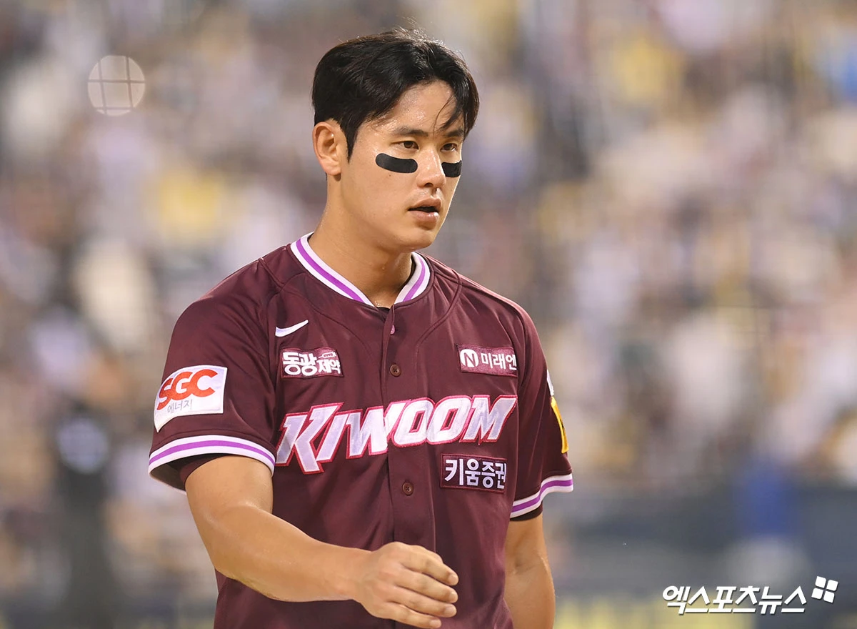 31일 오후 서울 송파구 잠실야구장에서 열린 '2025 신한 SOL Bank KBO리그' 키움 히어로즈와 LG 트윈스의 경기, 8회말 키움 조영건이 이닝을 마치고 더그아웃으로 향하고 있다. 엑스포츠뉴스 DB