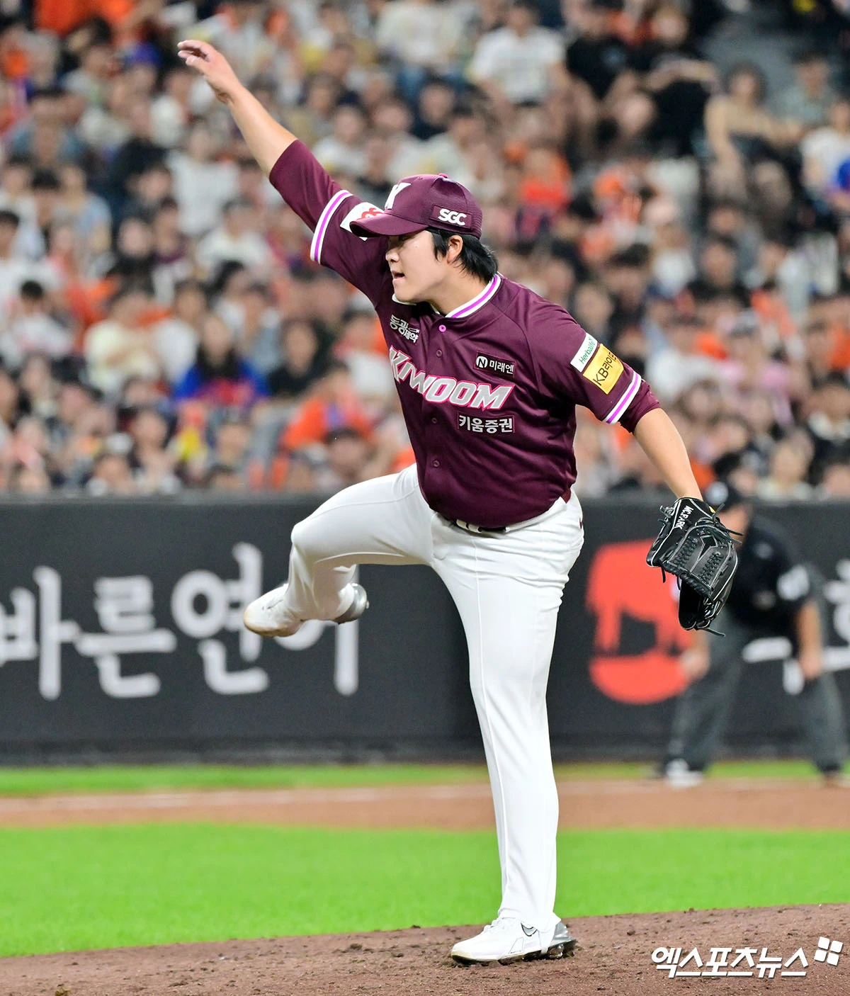 15일 오후 대전 한화생명 볼파크에서 열린 '2025 신한 SOL Bank KBO리그' 키움 히어로즈와 한화 이글스의 경기, 4회말 2사 1,3루 키움 박주성이 공을 힘차게 던지고 있다. 엑스포츠뉴스 DB