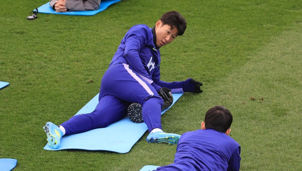 홍명보 감독이 이끄는 대한민국 축구 국가대표팀은 오는 28일 오후 11시 영국 밀턴 케인즈의 스타디움 MK에서 코트디부아르와 A매치 친선 경기를 치른다. 코트디부아르전은 대한민국 남자 축구 국가대표팀의 기념비적인 1000번째 A매치다. 대표팀은 999경기를 치르는 동안 통산 542승245무212패의 A매치 전적을 기록 중이다. 그러나 경기를 앞두고 대표팀 주장 손흥민(LAFC)의 몸 상태가 좋지 않으면서 한국의 통산 1000번째 A매치 출전할지 의문부호가 붙었다. 연합뉴스