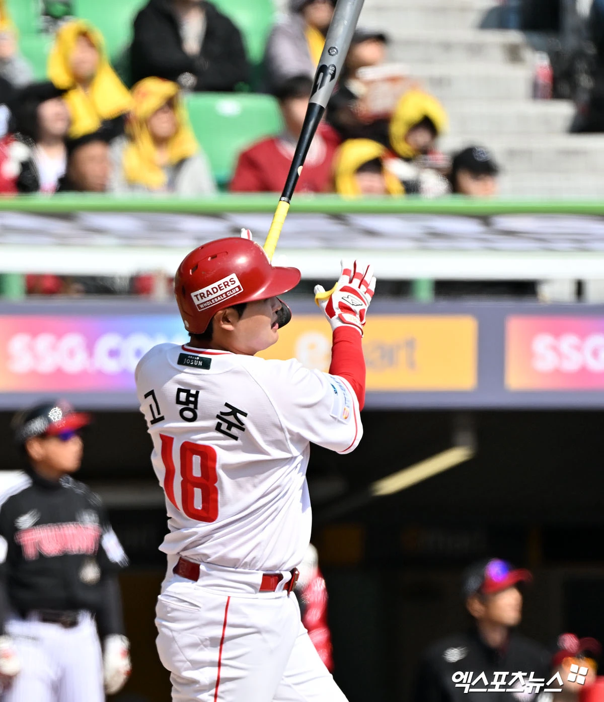 20일 오후 인천SSG랜더스필드에서 열린 '2026 신한 SOL Bank KBO리그' LG 트윈스와 SSG 랜더스의 시범경기, 4회말 1사 1루 SSG 고명준이 투런 홈런을 날리고 있다. 엑스포츠뉴스 DB