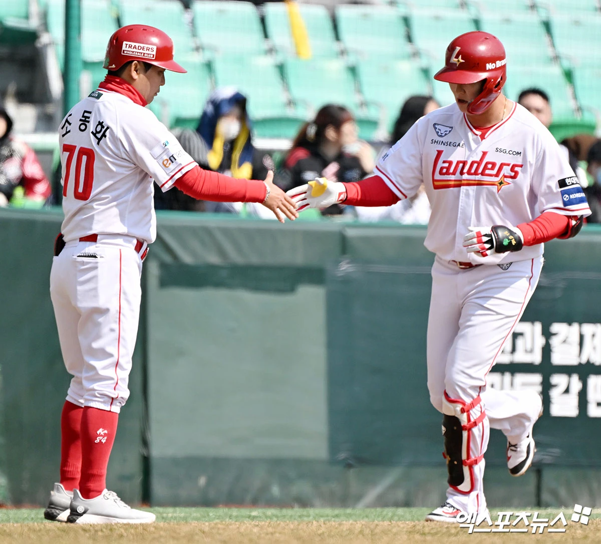  20일 오후 인천SSG랜더스필드에서 열린 '2026 신한 SOL Bank KBO리그' LG 트윈스와 SSG 랜더스의 시범경기, 4회말 1사 1루 SSG 고명준이 투런 홈런을 날린 후 그라운드를 돌고 있다. 엑스포츠뉴스 DB