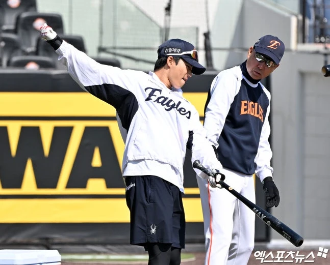 한화 이글스 신인 외야수 오재원이 구단 창단 41년사 최초로 고졸 신인 개막전 리드오프 출전이라는 새 역사를 썼다. 오재원은 지난 2009년 김상수과 2022년 김도영에 이어 KBO리그에서도 역대 세 번째 기록을 세웠다. 한화는 28일 대전 한화생명볼파크에서 키움 히어로즈와 18년 만에 홈 개막전을 치른다. 대전, 김한준 기자