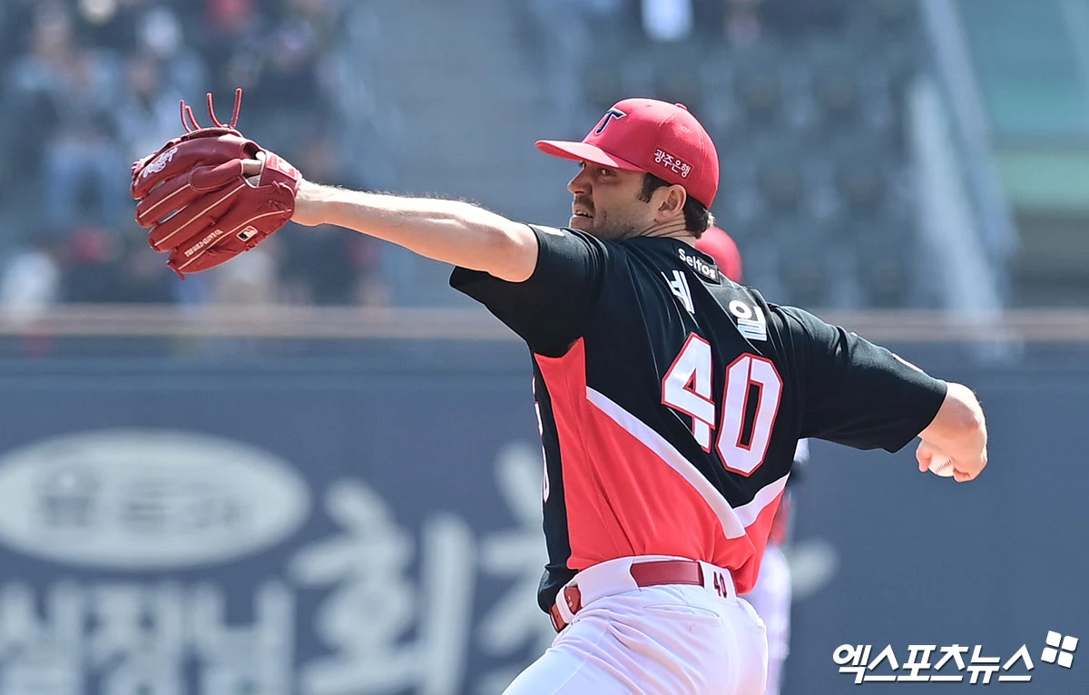 21일 오후 서울 송파구 잠실야구장에서 열린 '2026 신한 SOL Bank KBO리그 시범경기' KIA 타이거즈와 두산 베어스의 경기, 1회말 KIA 선발투수 네일이 역투하고 있다. 엑스포츠뉴스 DB