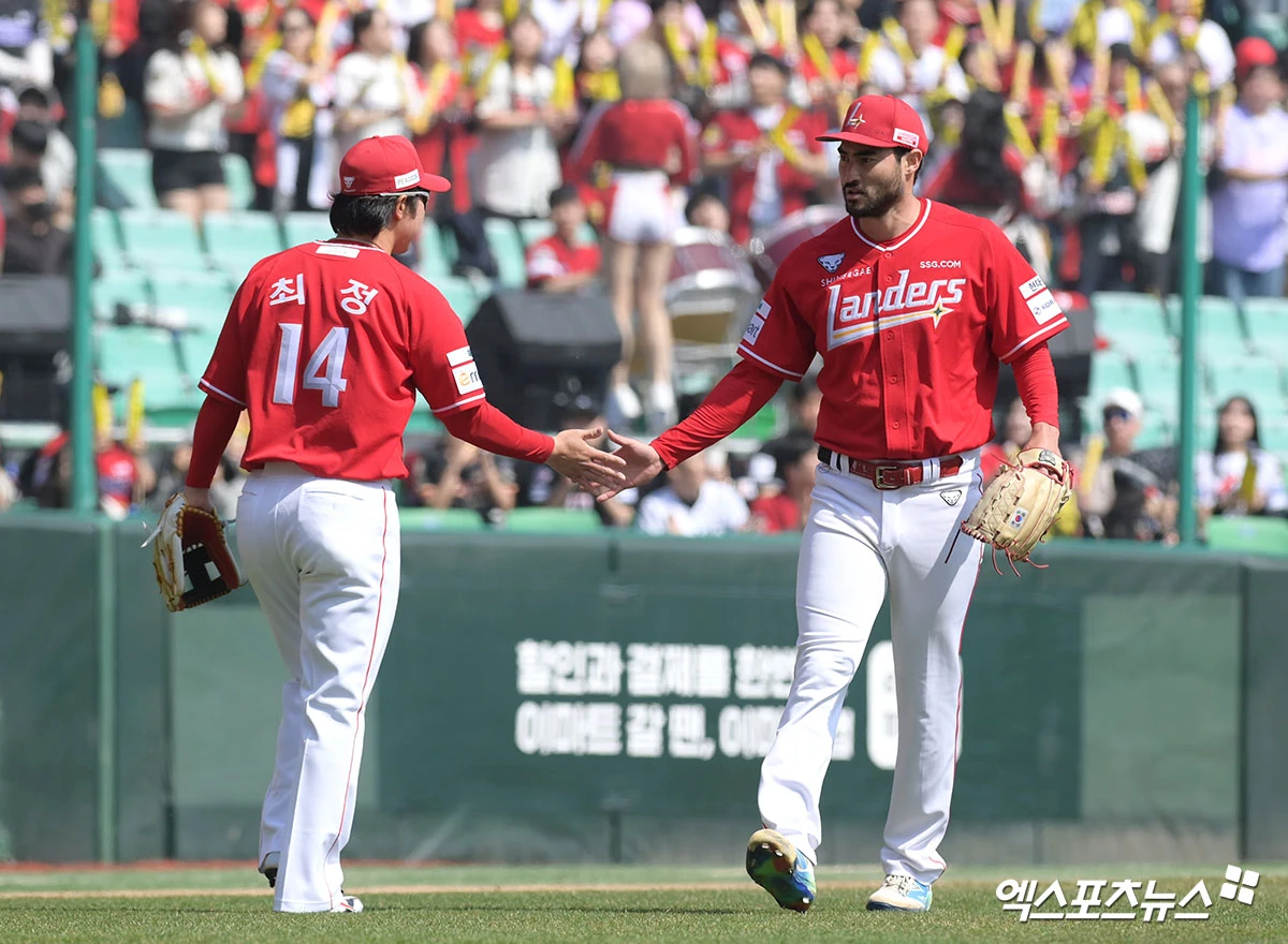 28일 오후 인천SSG랜더스필드에서 열린 '2026 신한 SOL Bank KBO리그' KIA 타이거즈와 SSG 랜더스의 경기, 1회초 1사 1,3루 SSG 선발 화이트, 최정이 KIA 김선빈 타석 때 땅볼 처리 후 하이파이브를 하고 있다. 인천, 고아라 기자