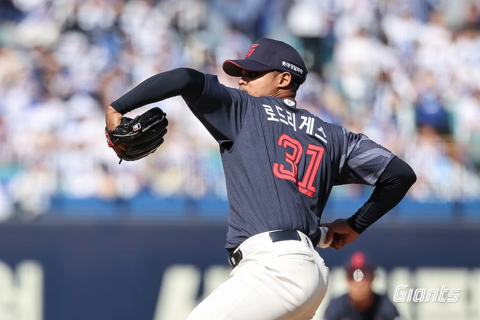 롯데 자이언츠 외국인 투수 엘빈 로드리게스가 28일 대구 삼성 라이온즈파크에서 열린 2026 신한 SOL KBO리그 개막전에서 삼성 라이온즈를 상대로 선발등판, 5이닝 무실점 호투로 승리투수가 됐다. 사진 롯데 자이언츠
