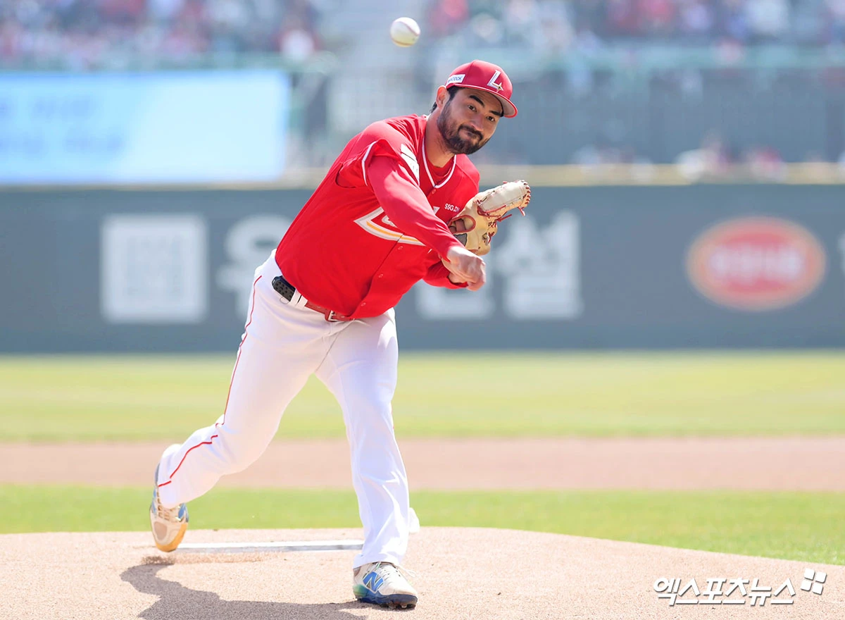 28일 오후 인천SSG랜더스필드에서 열린 '2026 신한 SOL Bank KBO리그' KIA 타이거즈와 SSG 랜더스의 경기, 1회초 SSG 선발투수 화이트가 공을 힘차게 던지고 있다. 인천, 고아라 기자