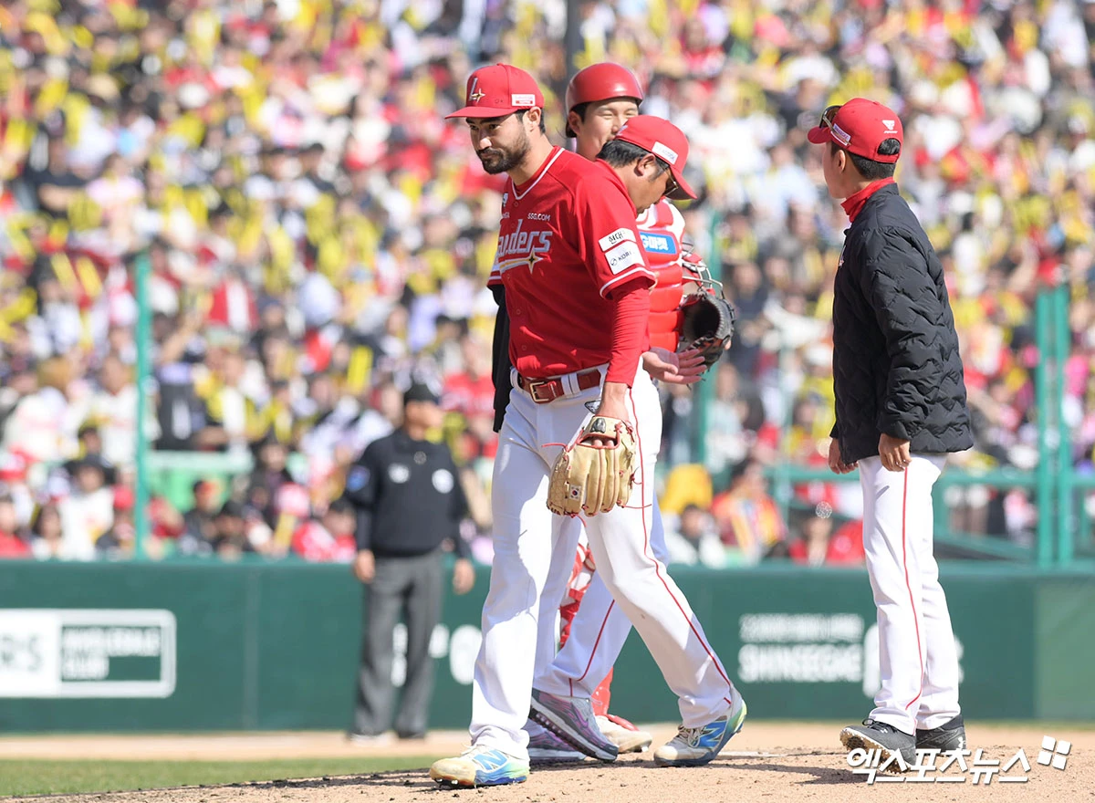 28일 오후 인천SSG랜더스필드에서 열린 '2026 신한 SOL Bank KBO리그' KIA 타이거즈와 SSG 랜더스의 경기, 5회초 무사 1,2루 SSG 선발 화이트가 마운드를 내려오고 있다. 인천, 고아라 기자