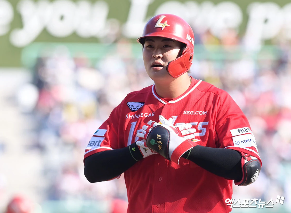28일 오후 인천SSG랜더스필드에서 열린 '2026 신한 SOL Bank KBO리그' KIA 타이거즈와 SSG 랜더스의 경기, 7회말 무사 1루 SSG 고명준이 안타를 날리고 세리머니를 하고 있다. 인천, 고아라 기자