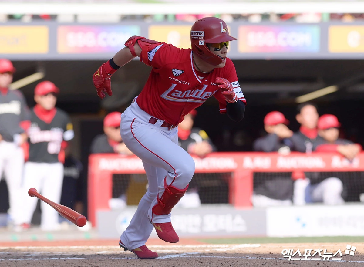 28일 오후 인천SSG랜더스필드에서 열린 '2026 신한 SOL Bank KBO리그' KIA 타이거즈와 SSG 랜더스의 경기, 7회말 무사 1,2루 SSG 최지훈이 안타를 날리고 있다. 인천, 고아라 기자