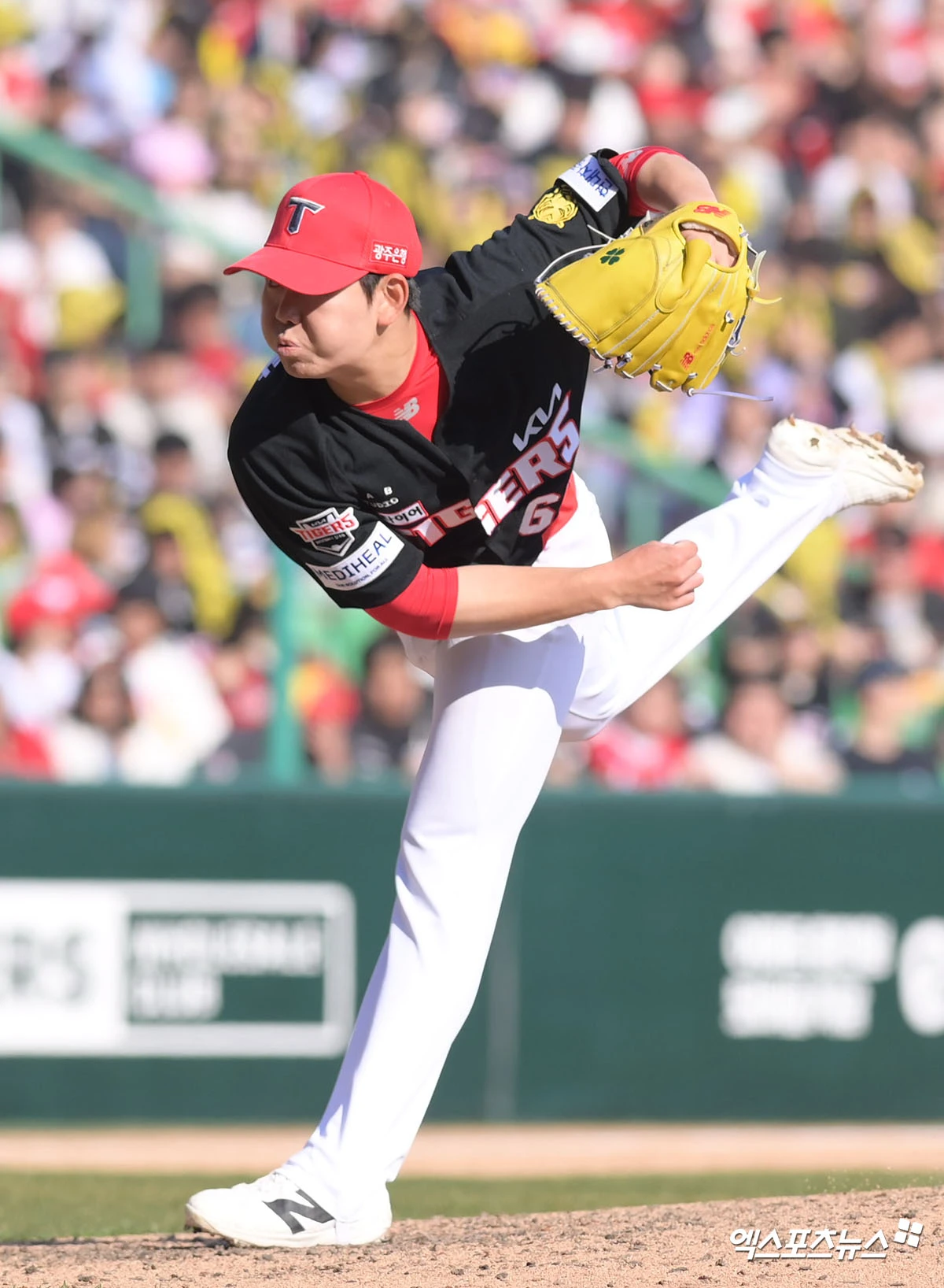 28일 오후 인천SSG랜더스필드에서 열린 '2026 신한 SOL Bank KBO리그' KIA 타이거즈와 SSG 랜더스의 경기, 7회말 KIA 성영탁이 공을 힘차게 던지고 있다. 인천, 고아라 기자