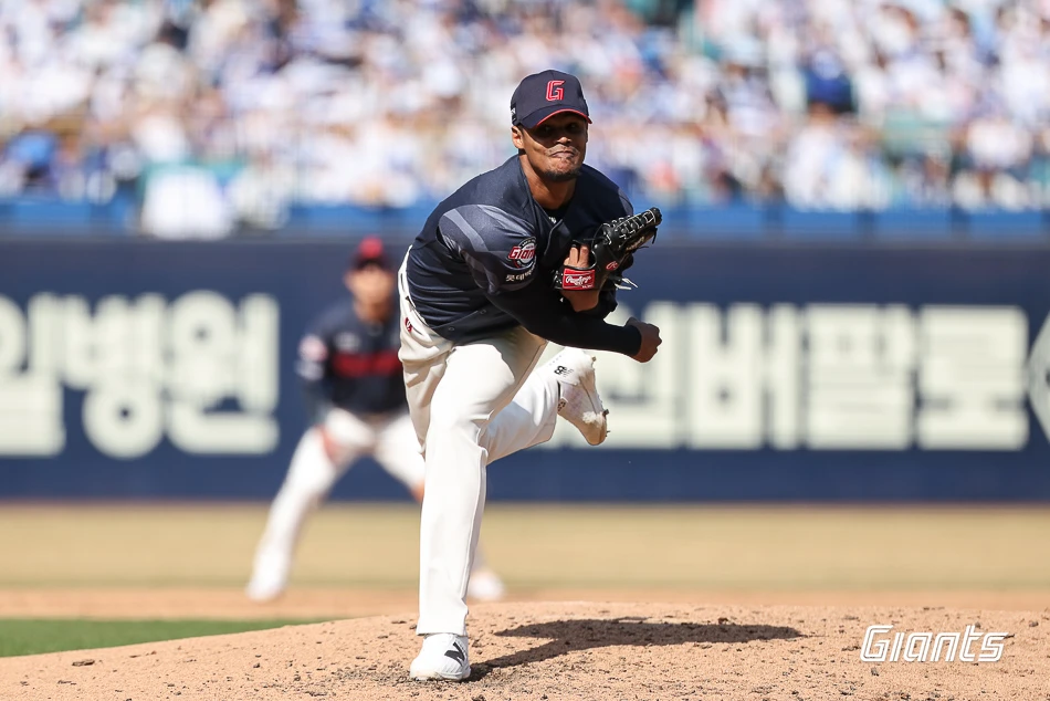 롯데 자이언츠 새 외국인 투수 엘빈 로드리게스가 28일 대구 삼성 라이온즈파크에서 열린 2026 신한 SOL KBO리그 개막전에서 삼성 라이온즈를 상대로 선발등판, 5이닝 무실점 호투로 승리투수가 됐다. 사진 롯데 자이언츠