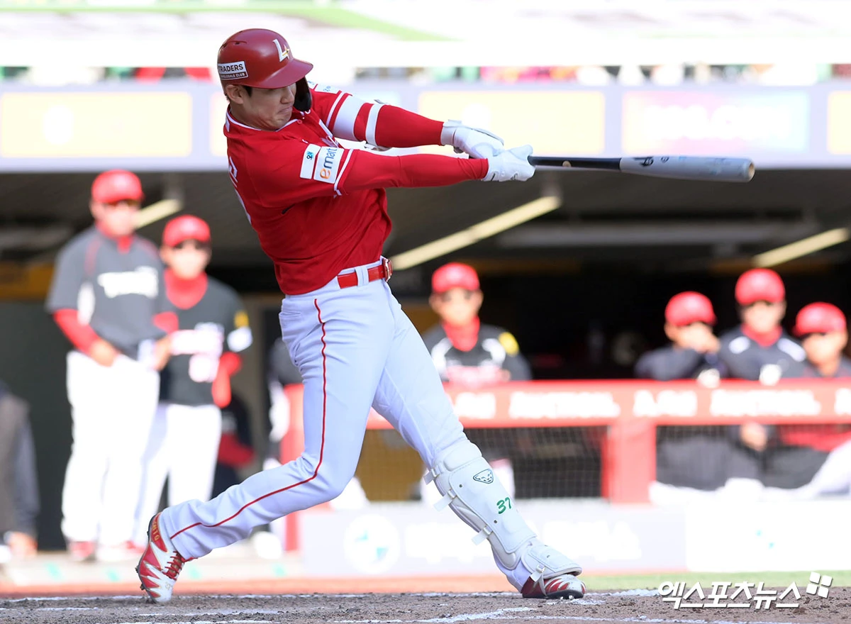 28일 오후 인천SSG랜더스필드에서 열린 '2026 신한 SOL Bank KBO리그' KIA 타이거즈와 SSG 랜더스의 경기, 7회말 2사 2루 SSG 오태곤이 안타를 날리고 있다. 인천, 고아라 기자