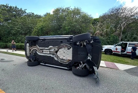 필드 복귀를 선언했던 '골프 황제' 타이거 우즈가 차량 전복 사고 후 경찰의 소변 샘플 제출을 거부한 이유가 내부자 폭로를 통해 밝혀졌다. 선수 생활 동안 무려 일곱 차례의 허리 수술과 심각한 교통사고로 인한 다리 수술 등을 거치며 엄청난 양의 진통제를 복용한 가운데 이 진통제가 마약성 진통제인 오피오이드 계열이었다는 것으로 알려졌다. 연합뉴스