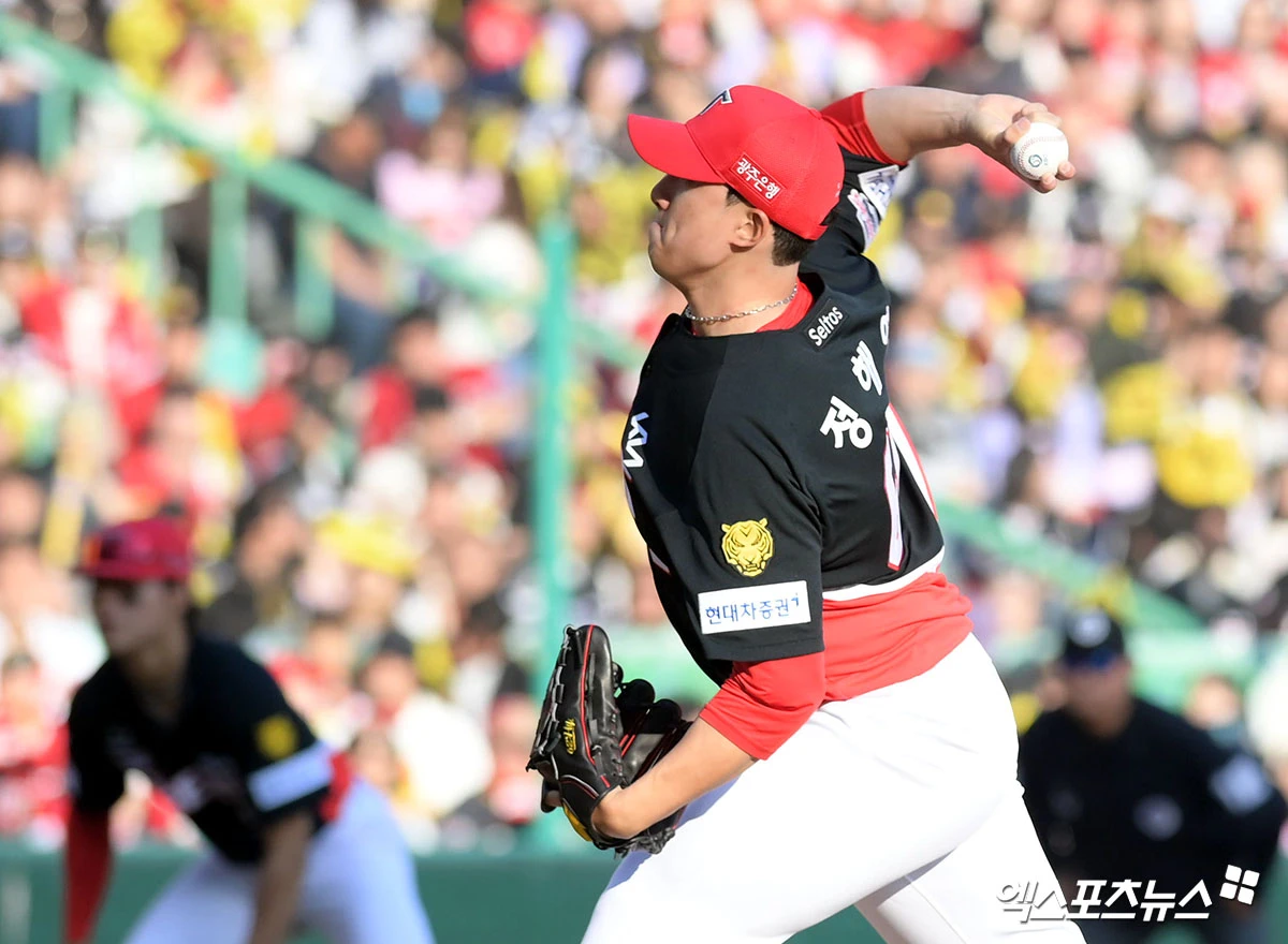 28일 오후 인천SSG랜더스필드에서 열린 '2026 신한 SOL Bank KBO리그' KIA 타이거즈와 SSG 랜더스의 경기, SSG가 홈개막전 7:6 역전 승리를 거뒀다.  9회말 KIA 정해영이 공을 힘차게 던지고 있다. 인천, 고아라 기자