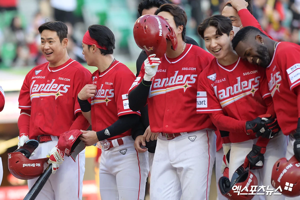 28일 오후 인천SSG랜더스필드에서 열린 '2026 신한 SOL Bank KBO리그' KIA 타이거즈와 SSG 랜더스의 경기, SSG가 홈개막전 7:6 역전 승리를 거뒀다. 이날 경기를 승리로 마친 SSG 선수들이 기뻐하고 있다. 인천, 고아라 기자