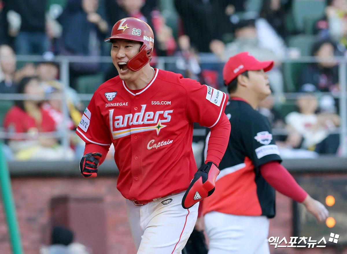 28일 오후 인천SSG랜더스필드에서 열린 '2026 신한 SOL Bank KBO리그' KIA 타이거즈와 SSG 랜더스의 경기, SSG가 홈개막전 7:6 역전 승리를 거뒀다. 9회말 1사 1,2루 SSG 에레디아 타석 때 득점한 오태곤이 기뻐하고 있다. 인천, 고아라 기자