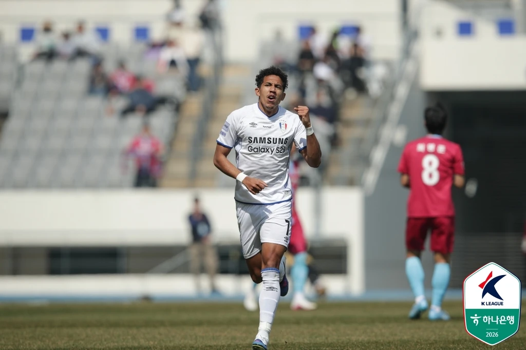 프로축구 K리그2 수원 삼성이 9년 만에 파죽의 5연승을 내달리며 '개막 전승' 행진을 이어갔다. 이정효 감독의 지도 하에 완벽한 공수 밸런스를 앞세워 리그 단독 선두 자리를 굳건히 지켰다. 수원은 28일 경기도 용인 미르스타디움에서 열린 하나은행 K리그2 2026 5라운드 원정 경기에서 전반 초반 터진 페신의 결승 골에 힘입어 용인FC를 1-0으로 제압했다. 이로써 수원은 개막 후 5경기를 모두 승리로 장식하며 승점 15점을 확보, 2위 부산(승점 10)과의 격차를 5점 차로 벌렸다. 한국프로축구연맹