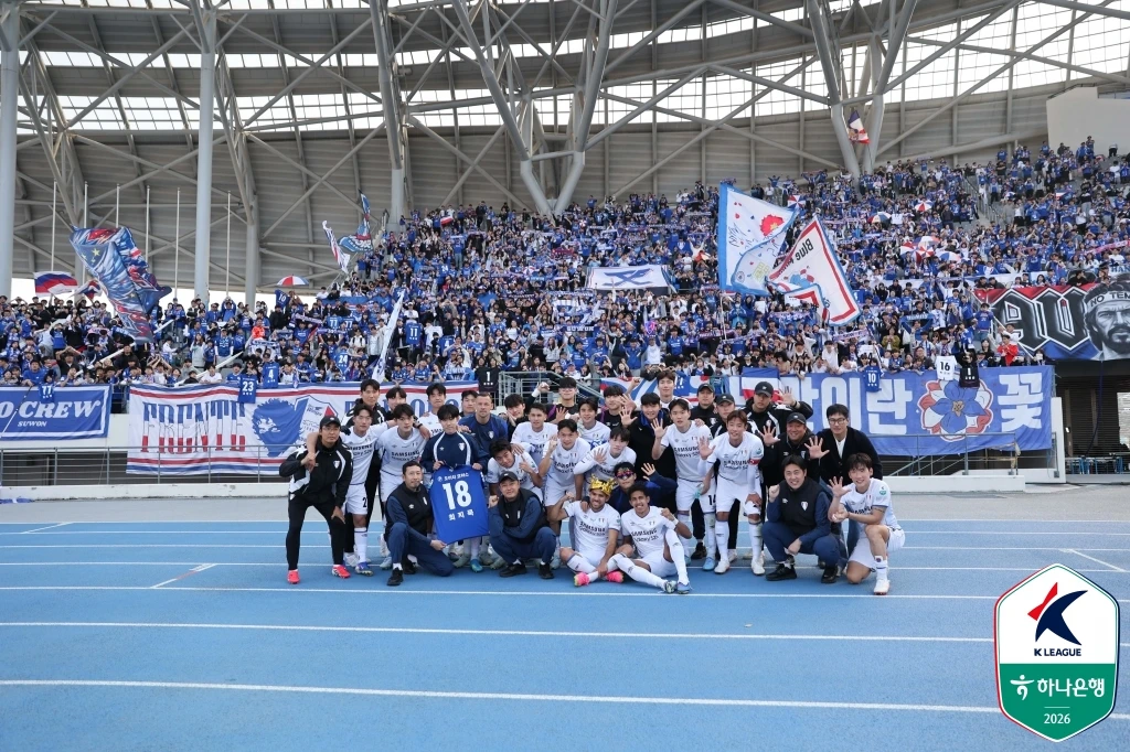 프로축구 K리그2 수원 삼성이 9년 만에 파죽의 5연승을 내달리며 '개막 전승' 행진을 이어갔다. 이정효 감독의 지도 하에 완벽한 공수 밸런스를 앞세워 리그 단독 선두 자리를 굳건히 지켰다. 수원은 28일 경기도 용인 미르스타디움에서 열린 하나은행 K리그2 2026 5라운드 원정 경기에서 전반 초반 터진 페신의 결승 골에 힘입어 용인FC를 1-0으로 제압했다. 이로써 수원은 개막 후 5경기를 모두 승리로 장식하며 승점 15점을 확보, 2위 부산(승점 10)과의 격차를 5점 차로 벌렸다. 한국프로축구연맹