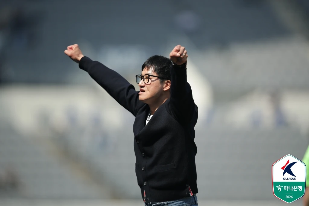 프로축구 K리그2 수원 삼성이 9년 만에 파죽의 5연승을 내달리며 '개막 전승' 행진을 이어갔다. 이정효 감독의 지도 하에 완벽한 공수 밸런스를 앞세워 리그 단독 선두 자리를 굳건히 지켰다. 수원은 28일 경기도 용인 미르스타디움에서 열린 하나은행 K리그2 2026 5라운드 원정 경기에서 전반 초반 터진 페신의 결승 골에 힘입어 용인FC를 1-0으로 제압했다. 이로써 수원은 개막 후 5경기를 모두 승리로 장식하며 승점 15점을 확보, 2위 부산(승점 10)과의 격차를 5점 차로 벌렸다. 한국프로축구연맹