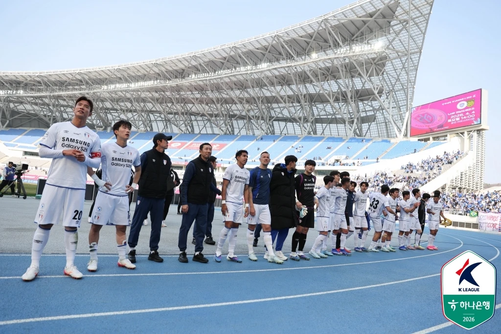 프로축구 K리그2 수원 삼성이 9년 만에 파죽의 5연승을 내달리며 '개막 전승' 행진을 이어갔다. 이정효 감독의 지도 하에 완벽한 공수 밸런스를 앞세워 리그 단독 선두 자리를 굳건히 지켰다. 수원은 28일 경기도 용인 미르스타디움에서 열린 하나은행 K리그2 2026 5라운드 원정 경기에서 전반 초반 터진 페신의 결승 골에 힘입어 용인FC를 1-0으로 제압했다. 이로써 수원은 개막 후 5경기를 모두 승리로 장식하며 승점 15점을 확보, 2위 부산(승점 10)과의 격차를 5점 차로 벌렸다. 한국프로축구연맹