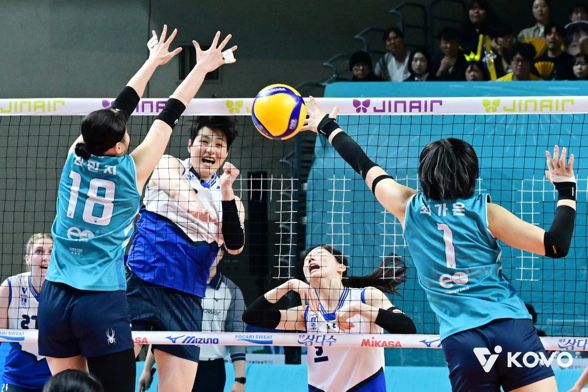 GS칼텍스는 28일 서울 장충체육관에서 열린 현대건설과의 진에어 2025-2026 V-리그 포스트시즌 여자부 플레이오프(3전2선승제) 2차전에서 세트스코어 3-0(25-23 25-23 25-19) 완승을 거뒀다. 지난 1차전을 3-1로 이겼던 GS칼텍스는 안방에서 진행된 2차전도 승리하면서 다음 달 1일부터 한국도로공사와 5전 3선승제의 챔피언결정전을 치르게 됐다. GS칼텍스의 마지막 챔피언결정전 진출은 5년 전인 2020-2021시즌이다. 당시 GS칼텍스는 흥국생명을 꺾고 구단 사상 첫 통합 우승 및 여자부 최초 트레블을 달성했다. 한국배구연맹(KOVO) 