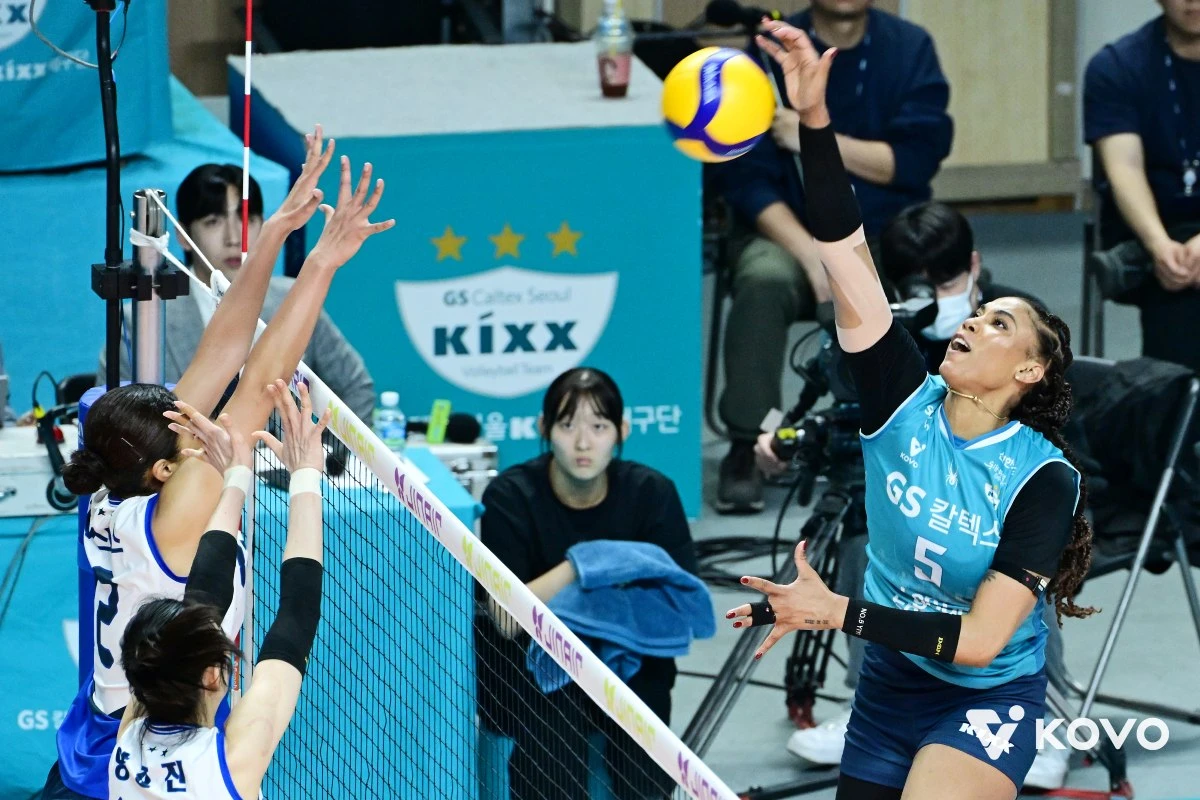 GS칼텍스는 28일 서울 장충체육관에서 열린 현대건설과의 진에어 2025-2026 V-리그 포스트시즌 여자부 플레이오프(3전2선승제) 2차전에서 세트스코어 3-0(25-23 25-23 25-19) 완승을 거뒀다. 지난 1차전을 3-1로 이겼던 GS칼텍스는 안방에서 진행된 2차전도 승리하면서 다음 달 1일부터 한국도로공사와 5전 3선승제의 챔피언결정전을 치르게 됐다. GS칼텍스의 마지막 챔피언결정전 진출은 5년 전인 2020-2021시즌이다. 당시 GS칼텍스는 흥국생명을 꺾고 구단 사상 첫 통합 우승 및 여자부 최초 트레블을 달성했다. 한국배구연맹(KOVO) 
