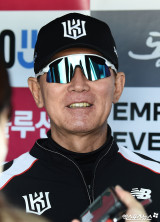 미소짓는 이강철 감독[포토]