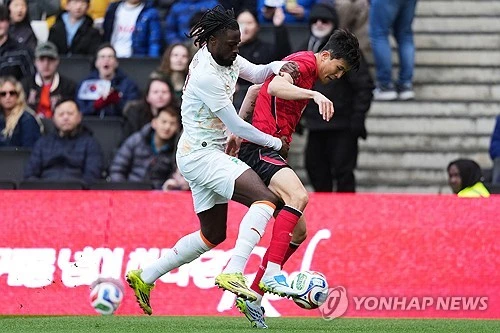 홍명보호가 2026년 첫 A매치에서 아프리카 강호 코트디부아르에 참패를 당하고 말았다. 2026 월드컵(캐나다·미국·멕시코 공동 개최)이 3달도 남지 않은 시점에서 목표로 두고 있는 최소 16강, 더 나아가 8강 진출에 적신호가 켜졌다. 홍명보 감독이 야심차게 도입한 백3가 상대의 수준 높은 공격수들에게 처참하게 무너졌다. 홍 감독이 이끄는 대한민국 축구대표팀은 29일(한국시간) 영국 밀턴 케인즈의 스타디움 MK에서 끝난 아프리카 강호 코트디부아르와 올해 첫 A매치 평가전에서 전반 두 골, 후반 한 골을 내주고 0-3으로 완패했다. 코트디부아르는 홍명보호가 오는 6월 치르는 2026 월드컵에서 만나게 될 남아공 대비 좋은 리허설 상대로 꼽힌다. 이번 평가전을 잘 치르면 홍명보호의 자신감도 커질 수 있었는데 오히려 걱정만 커진 셈이 됐다. 연합뉴스