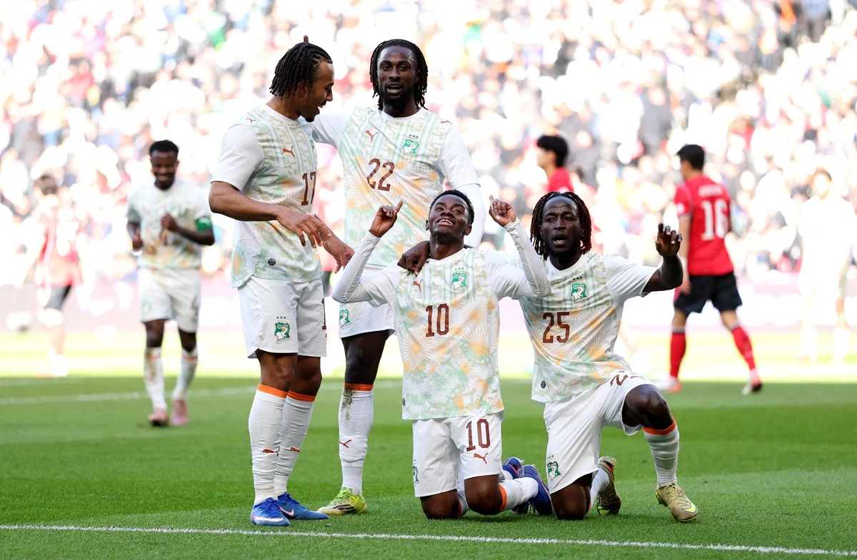 홍명보호가 2026년 첫 A매치에서 아프리카 강호 코트디부아르에 참패를 당하고 말았다. 2026 월드컵(캐나다·미국·멕시코 공동 개최)이 3달도 남지 않은 시점에서 목표로 두고 있는 최소 16강, 더 나아가 8강 진출에 적신호가 켜졌다. 홍명보 감독이 야심차게 도입한 백3가 상대의 수준 높은 공격수들에게 처참하게 무너졌다. 홍 감독이 이끄는 대한민국 축구대표팀은 29일(한국시간) 영국 밀턴 케인즈의 스타디움 MK에서 끝난 아프리카 강호 코트디부아르와 올해 첫 A매치 평가전에서 전반 두 골, 후반 한 골을 내주고 0-3으로 완패했다. 코트디부아르는 홍명보호가 오는 6월 치르는 2026 월드컵에서 만나게 될 남아공 대비 좋은 리허설 상대로 꼽힌다. 이번 평가전을 잘 치르면 홍명보호의 자신감도 커질 수 있었는데 오히려 걱정만 커진 셈이 됐다. 연합뉴스