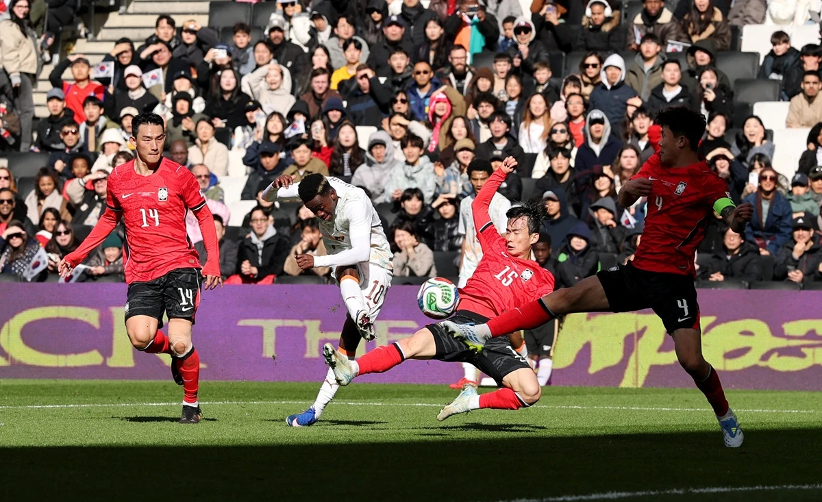 홍명보호가 2026년 첫 A매치에서 아프리카 강호 코트디부아르에 참패를 당하고 말았다. 2026 월드컵(캐나다·미국·멕시코 공동 개최)이 3달도 남지 않은 시점에서 목표로 두고 있는 최소 16강, 더 나아가 8강 진출에 적신호가 켜졌다. 홍명보 감독이 야심차게 도입한 백3가 상대의 수준 높은 공격수들에게 처참하게 무너졌다. 홍 감독이 이끄는 대한민국 축구대표팀은 29일(한국시간) 영국 밀턴 케인즈의 스타디움 MK에서 끝난 아프리카 강호 코트디부아르와 올해 첫 A매치 평가전에서 전반 두 골, 후반 한 골을 내주고 0-3으로 완패했다. 코트디부아르는 홍명보호가 오는 6월 치르는 2026 월드컵에서 만나게 될 남아공 대비 좋은 리허설 상대로 꼽힌다. 이번 평가전을 잘 치르면 홍명보호의 자신감도 커질 수 있었는데 오히려 걱정만 커진 셈이 됐다. 연합뉴스