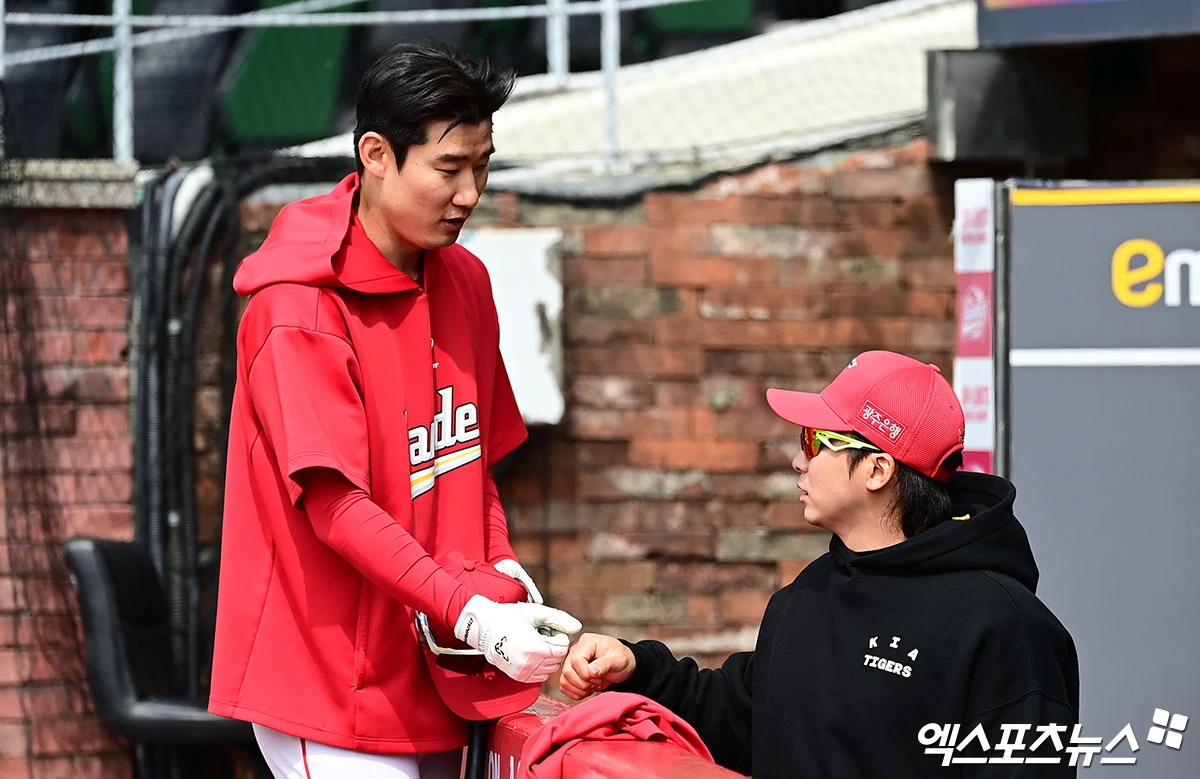 29일 오후 인천SSG랜더스필드에서 열리는 '2026 신한 SOL Bank KBO리그' KIA 타이거즈와 SSG 랜더스의 경기에 앞서 SSG 오태곤과 KIA 나성범이 이야기를 나누고 있다. 인천, 박지영 기자