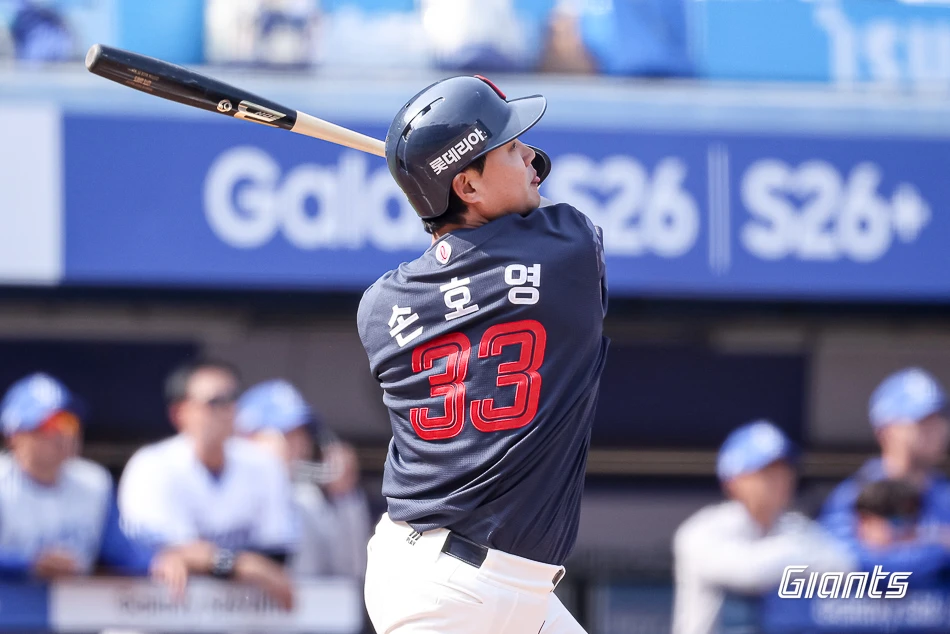 롯데 자이언츠 내야수 손호영이 29일 대구 삼성 라이온즈파크에서 열린 2026 신한 SOL KBO리그 삼성 라이온즈와의 팀 간 2차전에 2번타자 겸 3루수로 선발출전, 솔로 홈런 2개를 기록하면서 팀 승리를 이끌었다. 사진 롯데 자이언츠