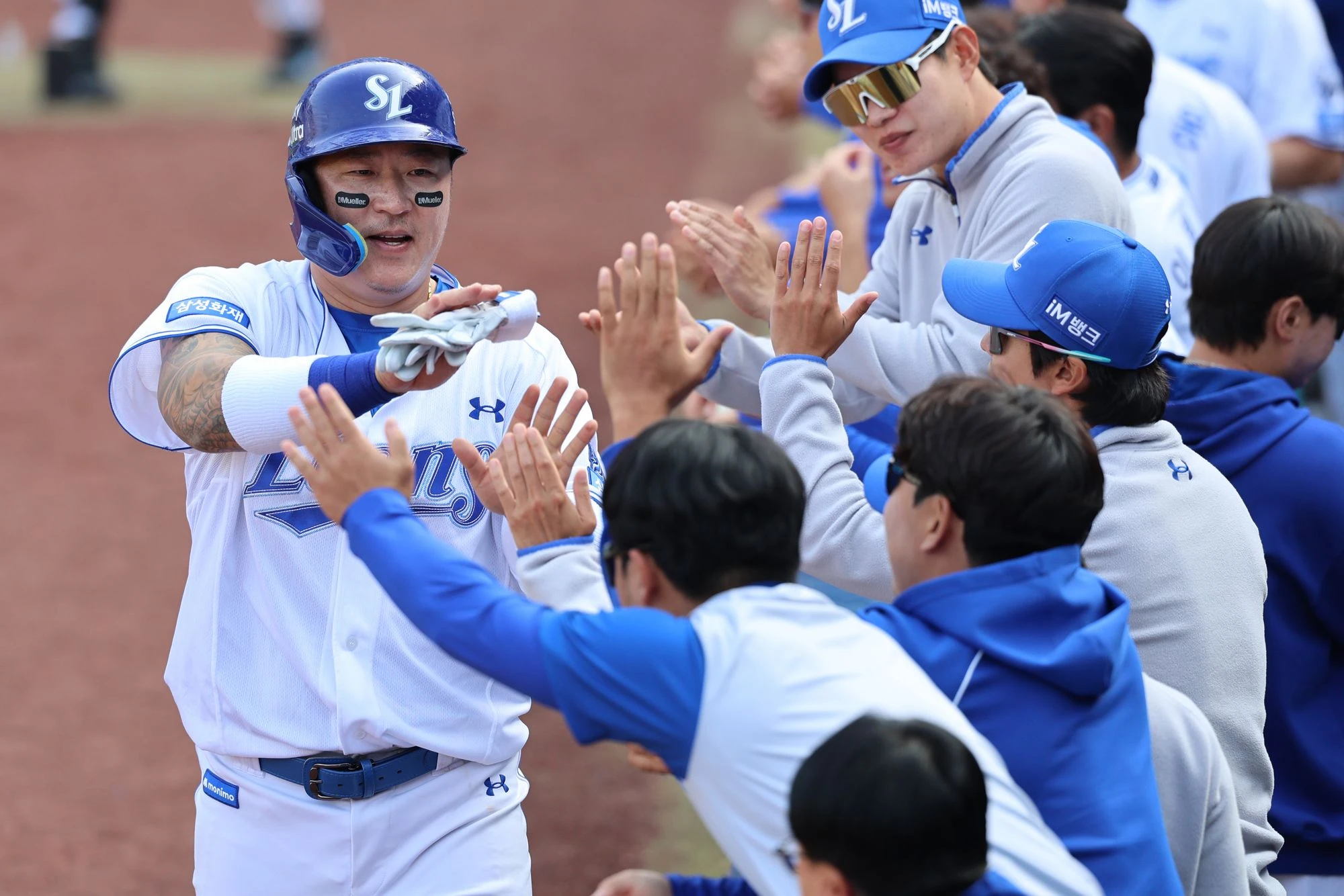 삼성 라이온즈 최형우가 29일 대구 삼성 라이온즈파크에서 열린 2026 신한 SOL KBO리그 롯데 자이언츠와의 경기에서 5회말 득점 후 동료들과 하이파이브를 하는 모습. 사진 삼성 라이온즈