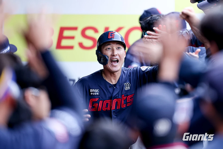 롯데 자이언츠 내야수 노진혁이 29일 대구 삼성 라이온즈파크에서 열린 2026 신한 SOL KBO리그 삼성 라이온즈와의 팀 간 2차전에서 솔로 홈런을 기록, 팀 승리에 힘을 보탰다. 사진 롯데 자이언츠