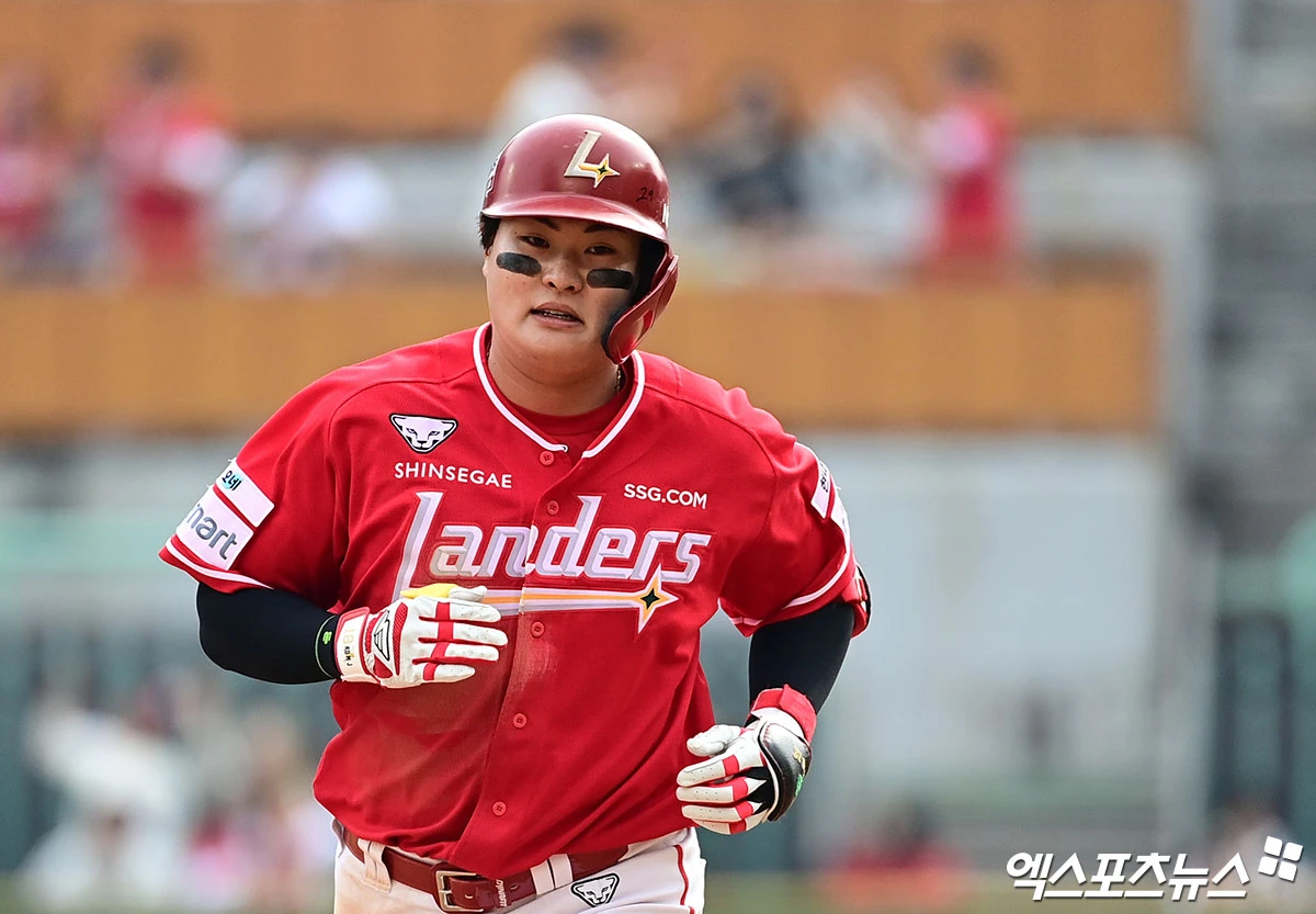 29일 오후 인천SSG랜더스필드에서 열린 '2026 신한 SOL Bank KBO리그' KIA 타이거즈와 SSG 랜더스의 경기, 4회말 1사 SSG 고명준이 KIA 황동하 상대로 솔로 홈런을 때려낸 뒤 베이스를 돌고 있다. 인천, 박지영 기자
