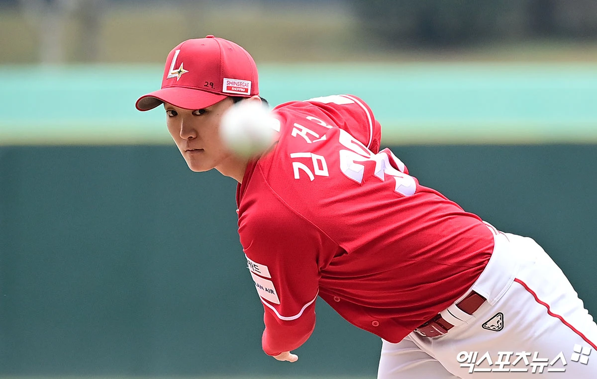 29일 오후 인천SSG랜더스필드에서 열린 '2026 신한 SOL Bank KBO리그' KIA 타이거즈와 SSG 랜더스의 경기, 1회초 SSG 선발투수 김건우가 역투하고 있다. 인천, 박지영 기자