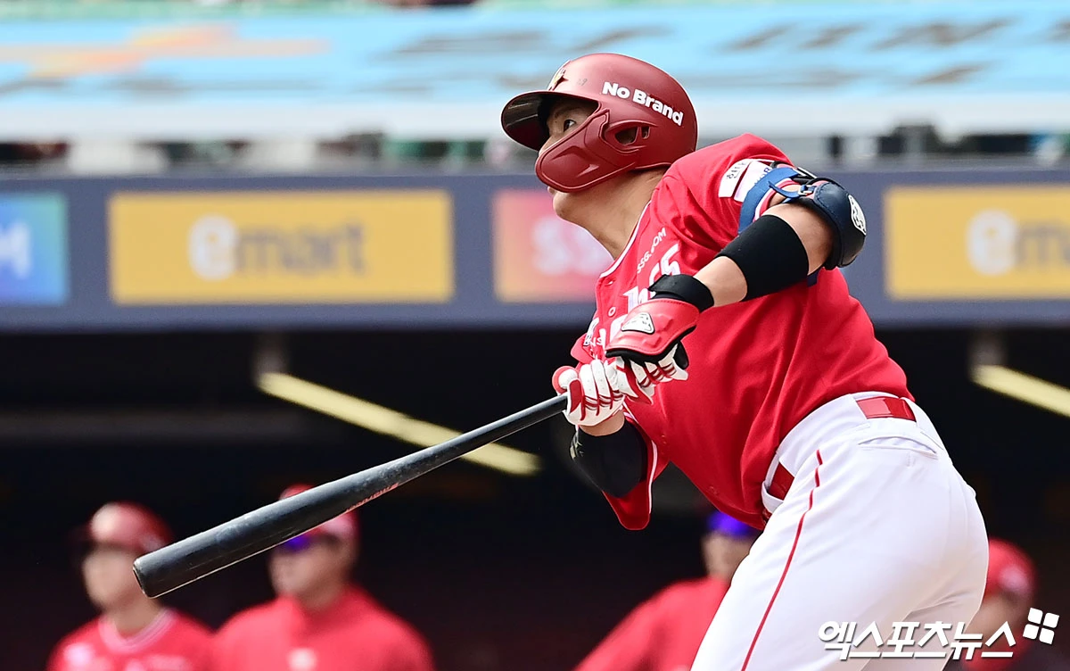 29일 오후 인천SSG랜더스필드에서 열린 '2026 신한 SOL Bank KBO리그' KIA 타이거즈와 SSG 랜더스의 경기, 2회말 1사 1,2루 SSG 조형우가 2타점 적시 2루타를 때려내고 있다. 인천, 박지영 기자