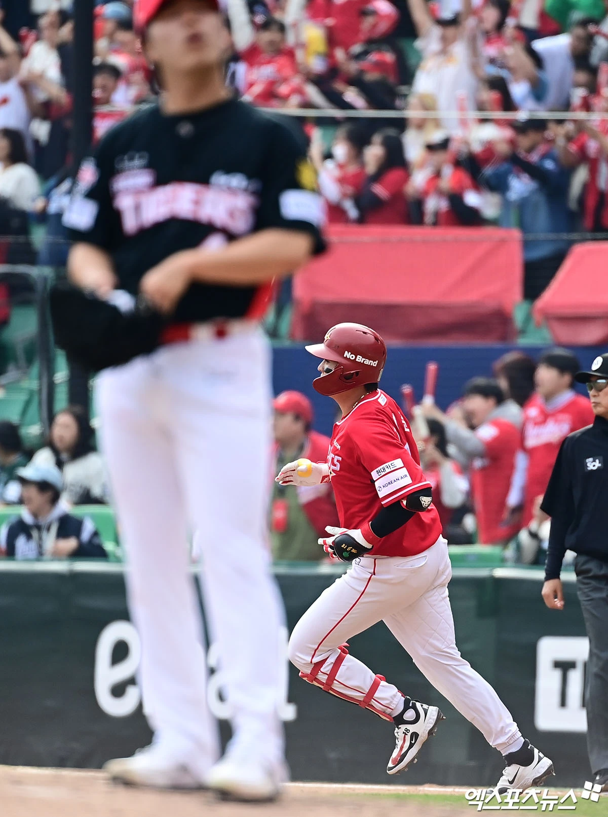 29일 오후 인천SSG랜더스필드에서 열린 '2026 신한 SOL Bank KBO리그' KIA 타이거즈와 SSG 랜더스의 경기, 4회말 1사 SSG 고명준이 KIA 황동하 상대로 솔로 홈런을 때려낸 뒤 베이스를 돌고 있다. 인천, 박지영 기자