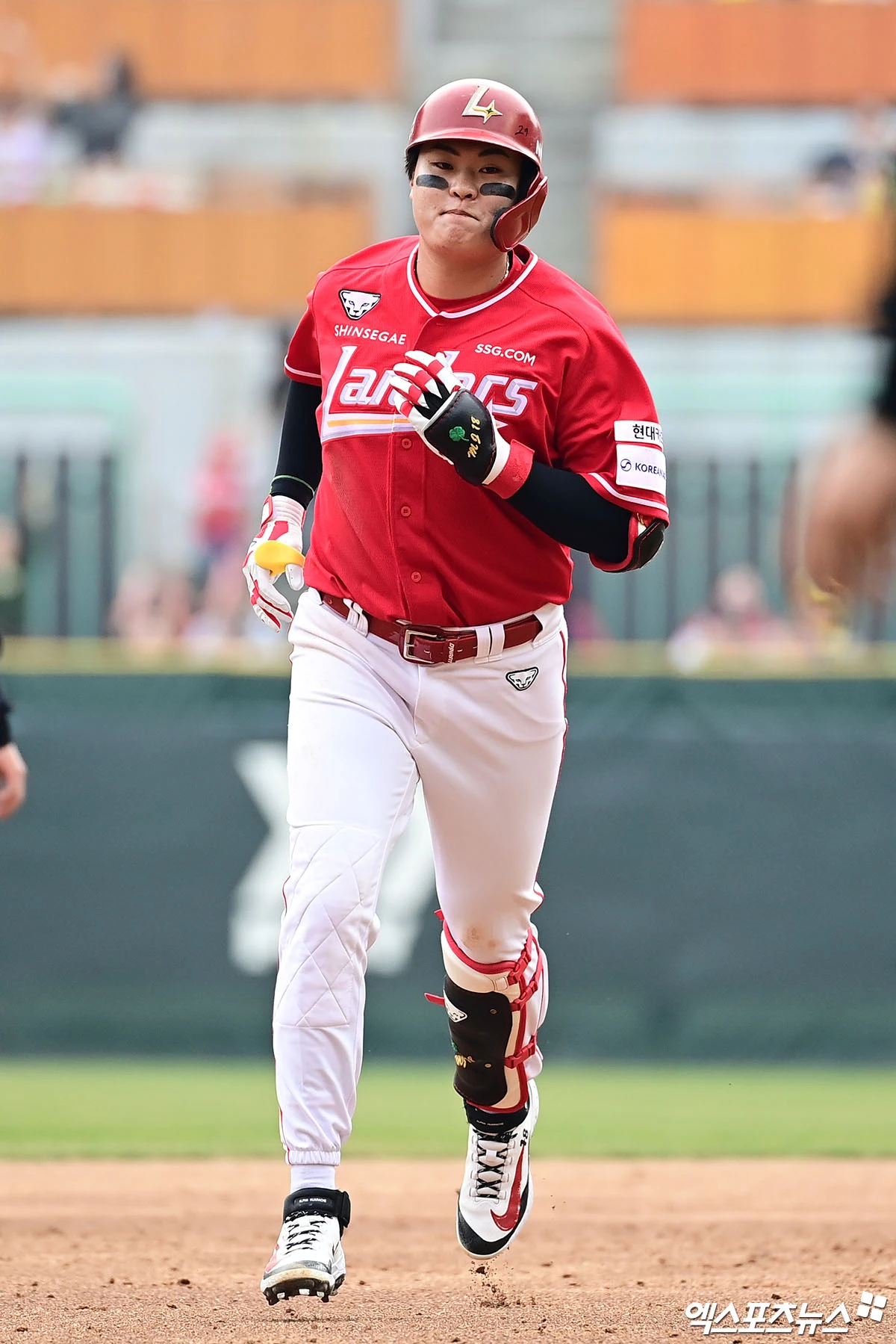 29일 오후 인천SSG랜더스필드에서 열린 '2026 신한 SOL Bank KBO리그' KIA 타이거즈와 SSG 랜더스의 경기, 4회말 1사 SSG 고명준이 KIA 황동하 상대로 솔로 홈런을 때려낸 뒤 베이스를 돌고 있다. 인천, 박지영 기자