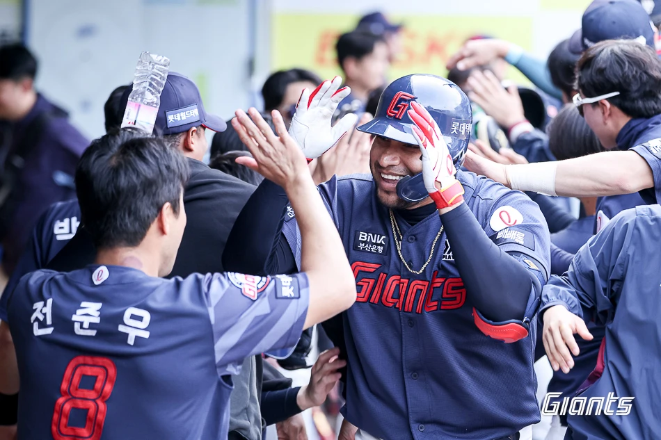 롯데 자이언츠 외국인 타자 빅터 레이예스(오른쪽)가 29일 대구 삼성 라이온즈파크에서 열린 2026 신한 SOL KBO리그 삼성 라이온즈와의 팀 간 2차전에서 7회초 3점 홈런을 기록한 뒤 기뻐하는 모습. 사진 롯데 자이언츠