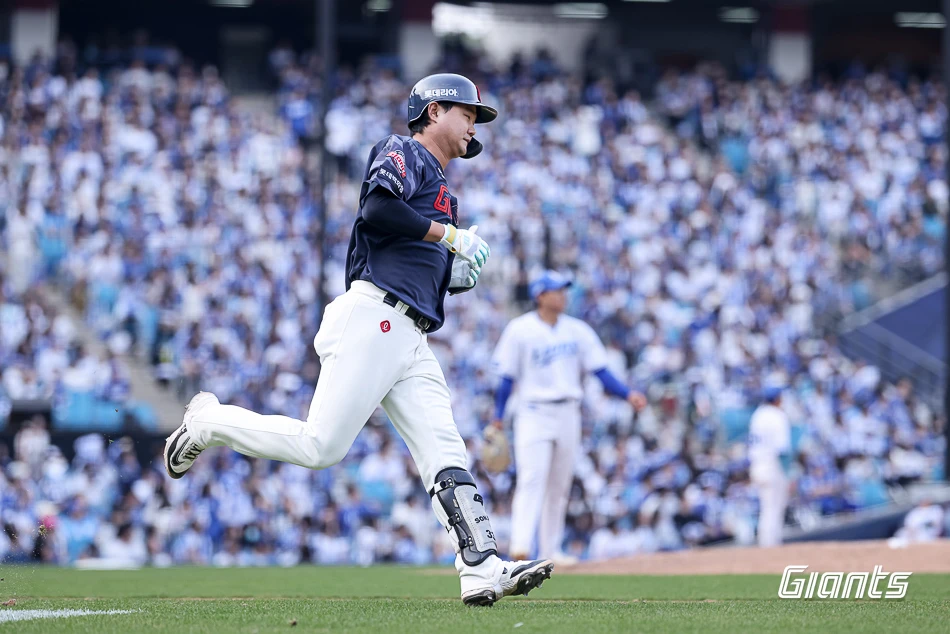 롯데 자이언츠 내야수 손호영이 29일 대구 삼성 라이온즈파크에서 열린 2026 신한 SOL KBO리그 삼성 라이온즈와의 팀 간 2차전에 2번타자 겸 3루수로 선발출전, 솔로 홈런 2개를 기록하면서 팀 승리를 이끌었다. 사진 롯데 자이언츠