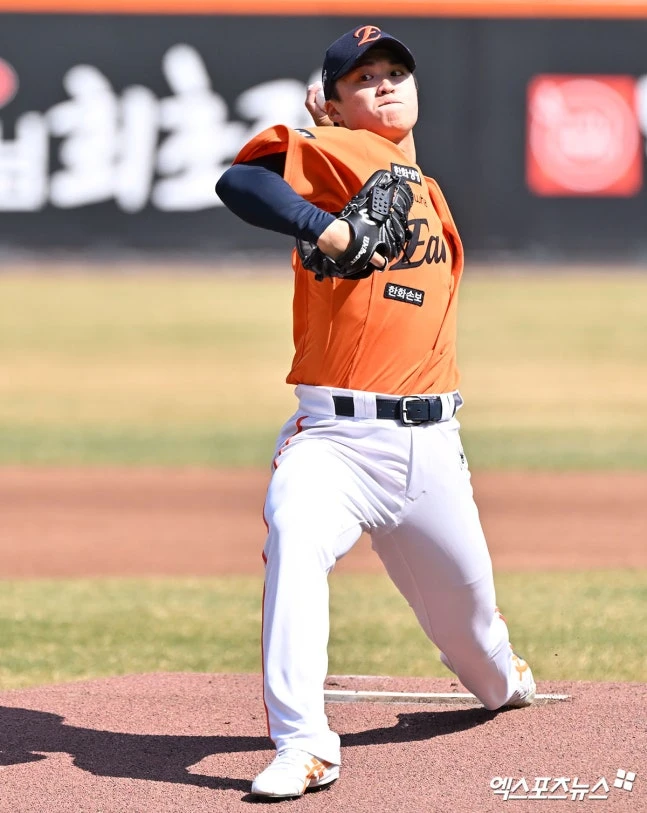 한화 이글스가 2경기 연속 두 자릿수 득점의 막강한 화력을 앞세워 키움 히어로즈를 대파하고 개막 2연승을 달렸다. 특히 '100억 우승 청부사' 강백호가 시즌 마수걸이포와 함께 5타점 맹활약을 펼쳤다. 한화는 29일 대전 한화생명볼파크에서 2026 신한 SOL뱅크 KBO리그 키움전을 치러 10-4로 승리했다. 전날 10-9 연장 11회 끝내기 승리에 이어 기분 좋은 시즌 출발을 알렸다. 선취점은 키움의 몫이었다. 한화는 2회말 곧바로 전세를 뒤집었다. 한화는 3회말 강백호의 마수걸이포로 더 달아났다. 한화는 4회말에도 쉬지 않고 득점을 뽑았다. 한화는 6회말 추가 득점으로 승기를 잡았다. 한화는 8회초 삼자범퇴 이닝으로 승기를 확실히 굳혔다. 9회초 마운드에 박준영을 투입했다. 한화는 최재영을 삼진으로 잡은 뒤 이형종을 우익수 뜬공으로 돌려세웠다. 이어 마지막타자 이주형까지 잡고 개막 2연승을 완성했다. 대전, 김한준 기자