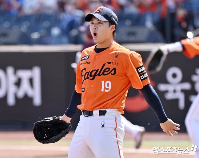 한화 이글스가 2경기 연속 두 자릿수 득점의 막강한 화력을 앞세워 키움 히어로즈를 대파하고 개막 2연승을 달렸다. 특히 '100억 우승 청부사' 강백호가 시즌 마수걸이포와 함께 5타점 맹활약을 펼쳤다. 한화는 29일 대전 한화생명볼파크에서 2026 신한 SOL뱅크 KBO리그 키움전을 치러 10-4로 승리했다. 전날 10-9 연장 11회 끝내기 승리에 이어 기분 좋은 시즌 출발을 알렸다. 선취점은 키움의 몫이었다. 한화는 2회말 곧바로 전세를 뒤집었다. 한화는 3회말 강백호의 마수걸이포로 더 달아났다. 한화는 4회말에도 쉬지 않고 득점을 뽑았다. 한화는 6회말 추가 득점으로 승기를 잡았다. 한화는 8회초 삼자범퇴 이닝으로 승기를 확실히 굳혔다. 9회초 마운드에 박준영을 투입했다. 한화는 최재영을 삼진으로 잡은 뒤 이형종을 우익수 뜬공으로 돌려세웠다. 이어 마지막타자 이주형까지 잡고 개막 2연승을 완성했다. 대전, 김한준 기자