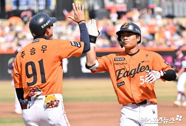 한화 이글스가 2경기 연속 두 자릿수 득점의 막강한 화력을 앞세워 키움 히어로즈를 대파하고 개막 2연승을 달렸다. 특히 '100억 우승 청부사' 강백호가 시즌 마수걸이포와 함께 5타점 맹활약을 펼쳤다. 한화는 29일 대전 한화생명볼파크에서 2026 신한 SOL뱅크 KBO리그 키움전을 치러 10-4로 승리했다. 전날 10-9 연장 11회 끝내기 승리에 이어 기분 좋은 시즌 출발을 알렸다. 선취점은 키움의 몫이었다. 한화는 2회말 곧바로 전세를 뒤집었다. 한화는 3회말 강백호의 마수걸이포로 더 달아났다. 한화는 4회말에도 쉬지 않고 득점을 뽑았다. 한화는 6회말 추가 득점으로 승기를 잡았다. 한화는 8회초 삼자범퇴 이닝으로 승기를 확실히 굳혔다. 9회초 마운드에 박준영을 투입했다. 한화는 최재영을 삼진으로 잡은 뒤 이형종을 우익수 뜬공으로 돌려세웠다. 이어 마지막타자 이주형까지 잡고 개막 2연승을 완성했다. 대전, 김한준 기자