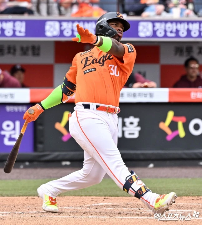 한화 이글스가 2경기 연속 두 자릿수 득점의 막강한 화력을 앞세워 키움 히어로즈를 대파하고 개막 2연승을 달렸다. 특히 '100억 우승 청부사' 강백호가 시즌 마수걸이포와 함께 5타점 맹활약을 펼쳤다. 한화는 29일 대전 한화생명볼파크에서 2026 신한 SOL뱅크 KBO리그 키움전을 치러 10-4로 승리했다. 전날 10-9 연장 11회 끝내기 승리에 이어 기분 좋은 시즌 출발을 알렸다. 선취점은 키움의 몫이었다. 한화는 2회말 곧바로 전세를 뒤집었다. 한화는 3회말 강백호의 마수걸이포로 더 달아났다. 한화는 4회말에도 쉬지 않고 득점을 뽑았다. 한화는 6회말 추가 득점으로 승기를 잡았다. 한화는 8회초 삼자범퇴 이닝으로 승기를 확실히 굳혔다. 9회초 마운드에 박준영을 투입했다. 한화는 최재영을 삼진으로 잡은 뒤 이형종을 우익수 뜬공으로 돌려세웠다. 이어 마지막타자 이주형까지 잡고 개막 2연승을 완성했다. 대전, 김한준 기자