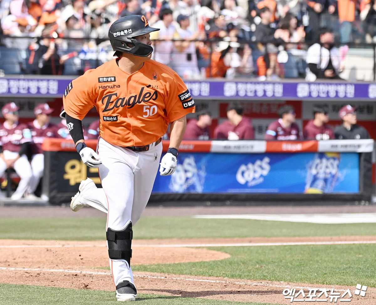 한화 이글스가 2경기 연속 두 자릿수 득점의 막강한 화력을 앞세워 키움 히어로즈를 대파하고 개막 2연승을 달렸다. 특히 '100억 우승 청부사' 강백호가 시즌 마수걸이포와 함께 5타점 맹활약을 펼쳤다. 한화는 29일 대전 한화생명볼파크에서 2026 신한 SOL뱅크 KBO리그 키움전을 치러 10-4로 승리했다. 전날 10-9 연장 11회 끝내기 승리에 이어 기분 좋은 시즌 출발을 알렸다. 선취점은 키움의 몫이었다. 한화는 2회말 곧바로 전세를 뒤집었다. 한화는 3회말 강백호의 마수걸이포로 더 달아났다. 한화는 4회말에도 쉬지 않고 득점을 뽑았다. 한화는 6회말 추가 득점으로 승기를 잡았다. 한화는 8회초 삼자범퇴 이닝으로 승기를 확실히 굳혔다. 9회초 마운드에 박준영을 투입했다. 한화는 최재영을 삼진으로 잡은 뒤 이형종을 우익수 뜬공으로 돌려세웠다. 이어 마지막타자 이주형까지 잡고 개막 2연승을 완성했다. 대전, 김한준 기자